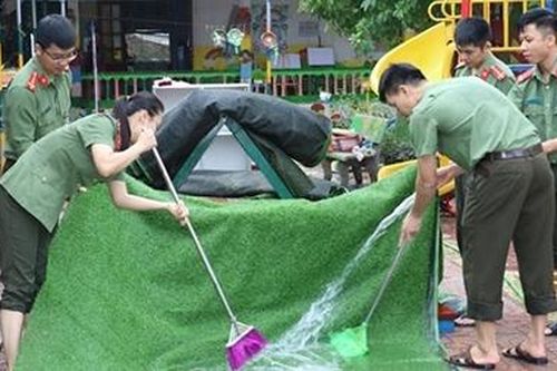 Thanh niên Công an Nghệ An giúp dân khắc phục hậu quả bão lũ