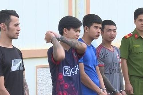 Mâu thuẫn với phục vụ, bị chém trọng thương