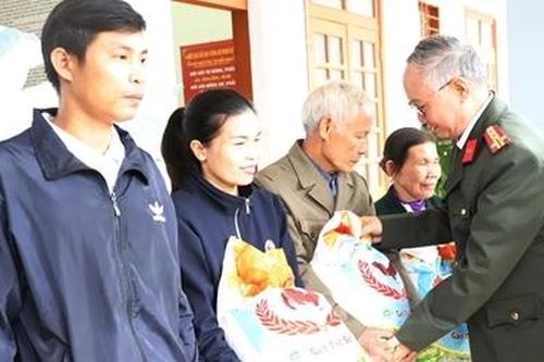 Công an Hà Tĩnh phối hợp nhà hảo tâm hỗ trợ nhân dân vùng lũ Hương Khê