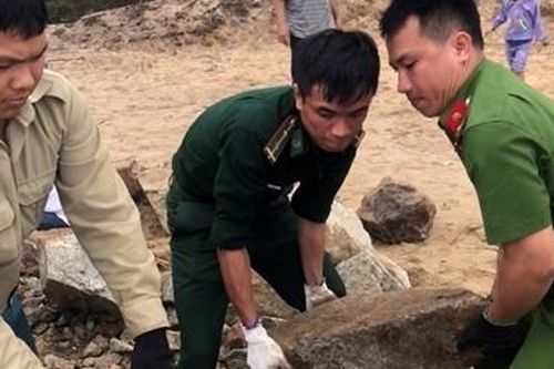 Công an xã giúp dân khắc phục kè biển sạt lở sau bão
