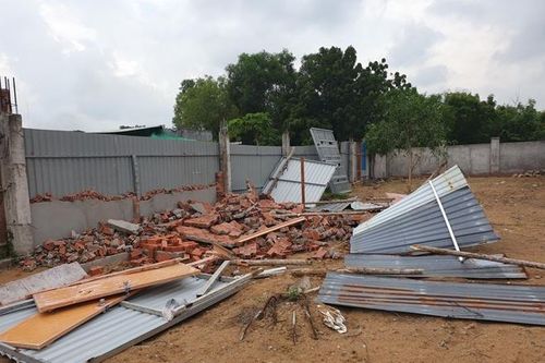 Cán bộ phường tự ý phá khóa cổng đập phá công trình xây dựng của người dân