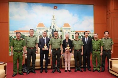 Tổng lãnh sự và Tùy viên cảnh sát Đại sứ quán Pháp thăm Công an TPHCM