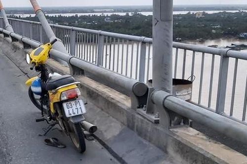 Người đàn ông để lại xe máy trên cầu, gieo mình xuống sông Tiền