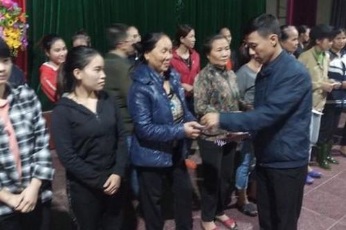 Báo Công an TPHCM trao 400 phần quà cho người dân vùng lũ ở Hà Tĩnh