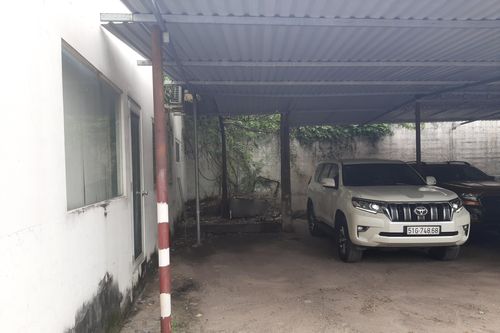 Thi thể người đàn ông có vết cứa cổ trong bãi xe ở TP.HCM
