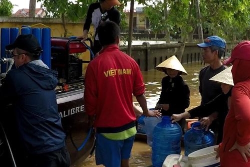 Cận cảnh máy lọc nước công suất 3.000 lít/giờ cứu khát người dân vùng lũ