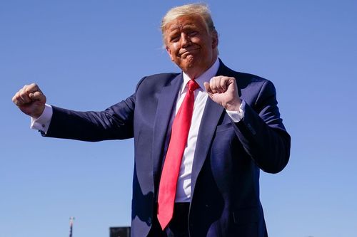 Tổng thống Trump đăng video nhảy nhót hô hào cử tri đi bỏ phiếu
