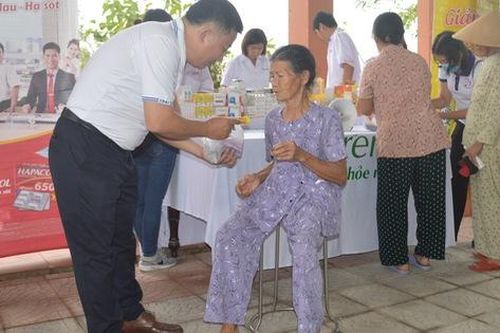 Dược Hậu Giang cùng 27 bác sĩ tình nguyện đến Huế giúp người dân vùng lũ