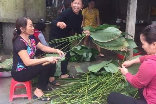 Xúc động người dân Hà Tĩnh dùng gạo cứu trợ nổi lửa nấu bánh 'đáp tình' người Nghệ An