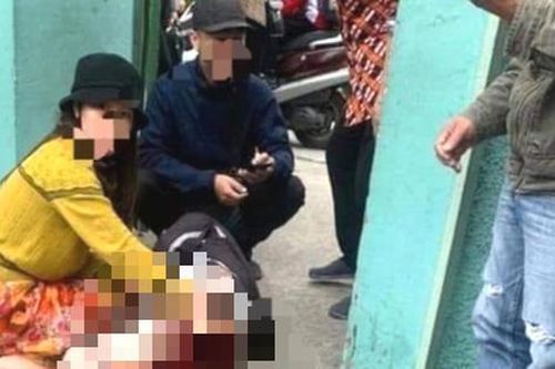 Đưa con đi học, một phụ huynh bị đâm trọng thương ở cổng trường