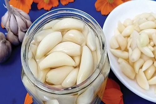Ngâm tỏi chữa bệnh phụ khoa: Phương pháp phi khoa học cần loại bỏ