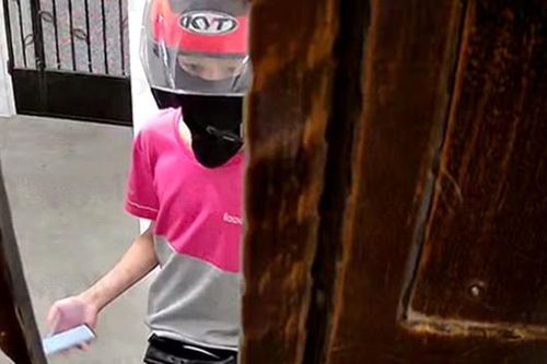 Giao hàng chậm nên khách không vui, shipper còn mắng khách vì 'không cười', 'tỏ thái độ'