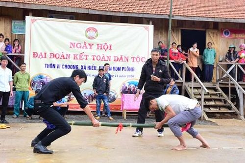 Bí thư Tỉnh ủy Kon Tum vui Ngày hội đoàn kết với người Mơ Nâm