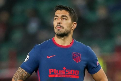 Suarez nhận thẻ vàng vì nhìn trộm VAR