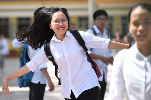 Đề văn chọn học sinh giỏi chỉ có 3 từ 'Bạn màu gì?'