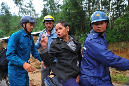 Mất nhà sau lũ, dân Mang He thấp thỏm đón bão số 10