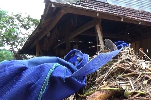 'Mưa lớn cuốn trôi hết quần áo, con mong sớm được đi học trở lại'