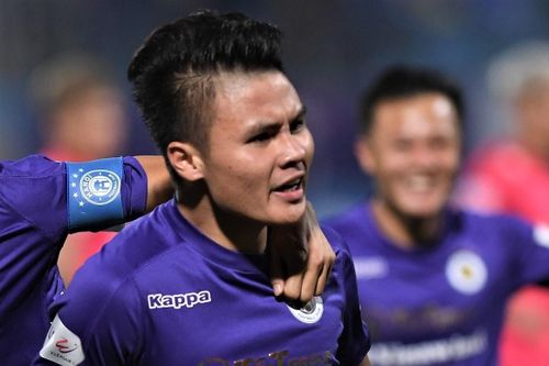 Quang Hải volley ghi bàn 2-1