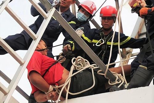 Cảnh sát giải cứu nam thanh niên cố thủ trên nóc chung cư
