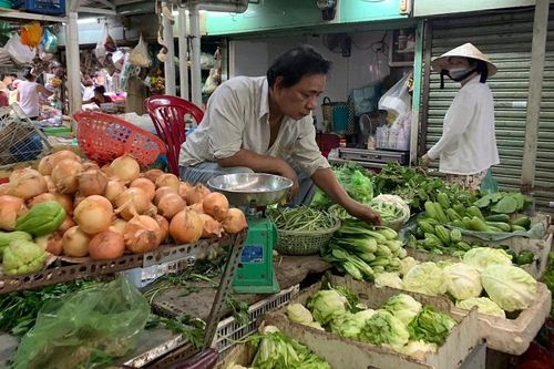 Lũ lụt khiến rau xanh tăng giá