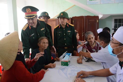 Bác sĩ quân y khám, chữa bệnh cho người dân vùng lũ Quảng Ngãi