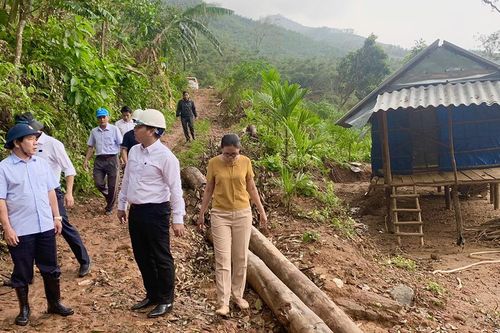 Quyết liệt sơ tán, di dời dân vùng bị sạt lở ở Quảng Ngãi