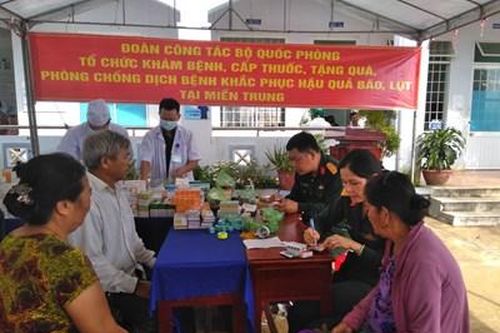 Chiến sĩ quân y về với bà con vùng bão, lũ