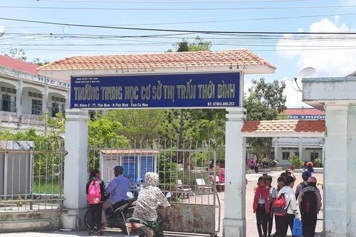 Một nữ học sinh bị khó thở ngất xỉu, 'kéo' theo hàng loạt học sinh xỉu theo