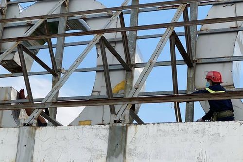 Giải cứu thanh niên leo lên tầng thượng chung cư dọa tự tử