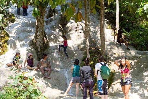 Tay không leo thác nước, điều không tưởng nhưng lại có thật