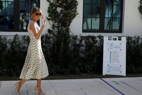 Bầu cử Mỹ 2020: Phu nhân Tổng thống Trump diện nguyên 'cây' đồ hiệu đến ủng hộ chồng tại Florida