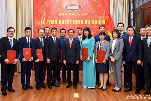 Trao quyết định bổ nhiệm Quyền Giám đốc Học viện Ngoại giao và cán bộ cấp Vụ của Bộ Ngoại giao