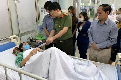 Báo CAND thăm hỏi, động viên và hỗ trợ đồng bào vùng lũ
