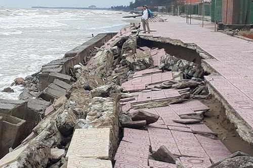 Kè biển Cửa Lò 'bay' sau mưa bão