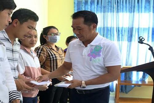 Công ty HDTC chia sẻ khó khăn cùng người dân miền Trung