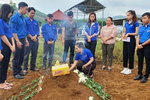 Hỗ trợ gia đình phó bí thư Đoàn xã bị vùi lấp khi đi hỗ trợ dân sơ tán tránh bão lũ