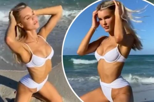 Joy Corrigan sexy đầy mê hoặc váo áo tắm 2 mảnh