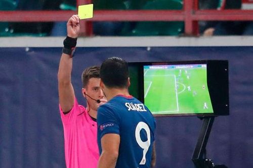 Luis Suarez bị cảnh cáo vì 'ngó trộm' VAR của trọng tài