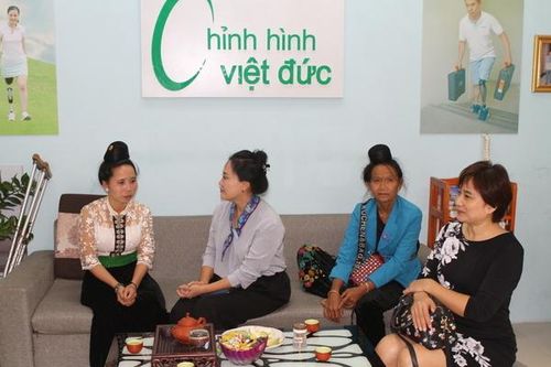 Cô gái dân tộc La Ha bị ung thư xương được lắp chân giả