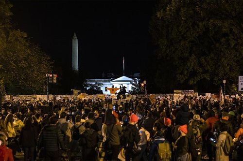 Bốn người ủng hộ ông Trump bị đâm bên ngoài Nhà Trắng