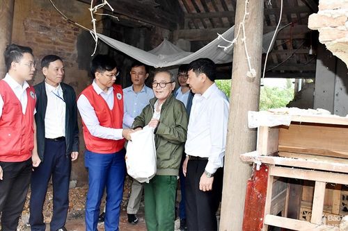 Hội Chữ thập đỏ Nghệ An trao gần 200 triệu đồng hỗ trợ người dân vùng ngập lụt