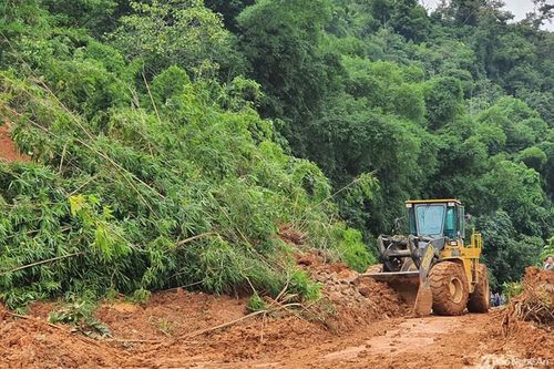 Sạt lở nghiêm trọng trên tuyến Quốc lộ 7