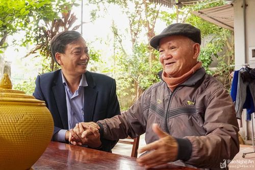 Báo Nghệ An thăm, tặng quà cán bộ nghỉ hưu nhân dịp kỷ niệm ngày thành lập cơ quan