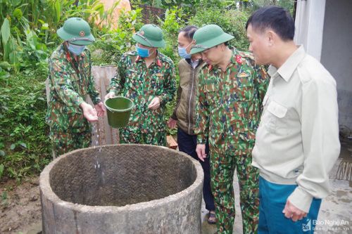 Bộ đội giúp dân xử lý môi trường, phun tiêu độc khử trùng sau lũ