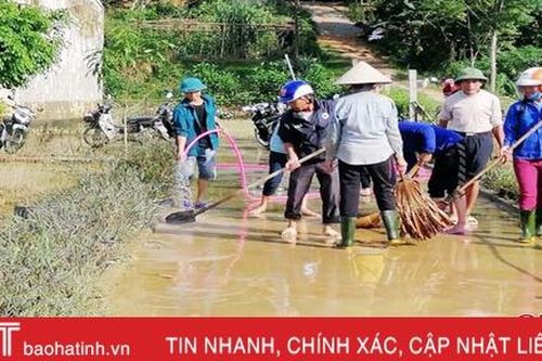 Người dân Vũ Quang khẩn trương dọn dẹp vệ sinh sau lũ