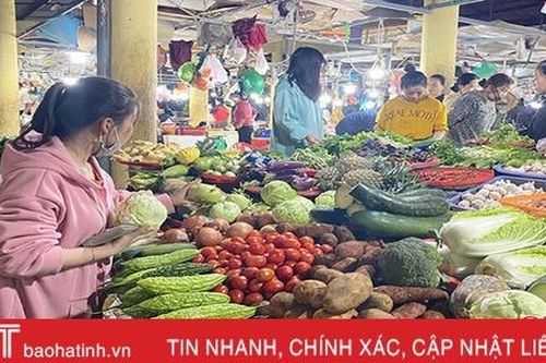 Lũ rút nhiều ngày, giá rau xanh ở Hà Tĩnh vẫn chưa 'hạ nhiệt'