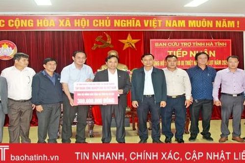 Tập đoàn Cao su Việt Nam hỗ trợ người dân vùng lũ Hà Tĩnh 300 triệu đồng
