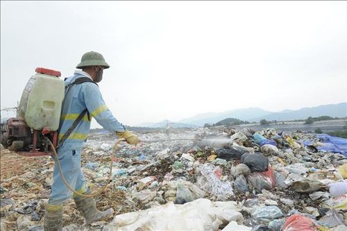 Khử mùi bãi rác Nam Sơn bằng chế phẩm nhập khẩu