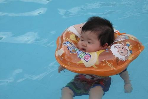 Mẹ dạy con 1 tháng tuổi tập bơi và kết cục đắng chát