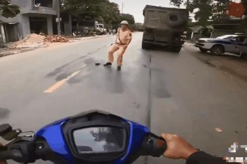Nam phượt thủ định 'thông chốt' nhưng phản ứng của CSGT khiến anh chàng nhận về 'cái kết đắng'